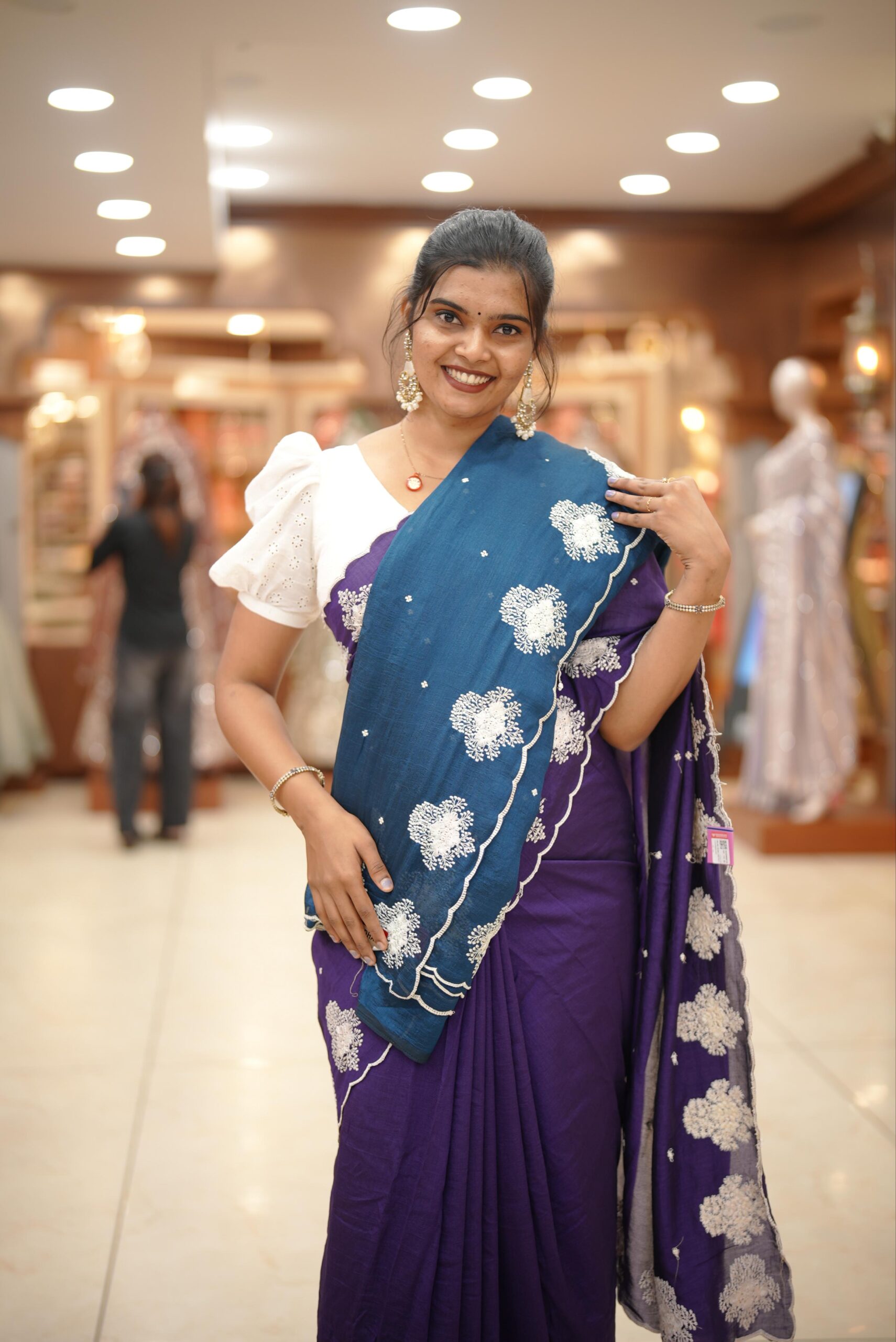 Foral Thread Work Saree M1589 - Image 7