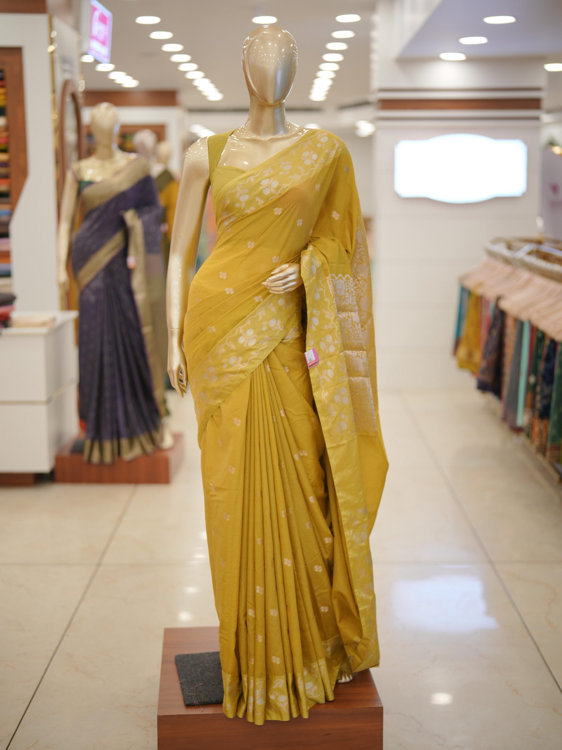 Banarasi saree M1772 - Image 3